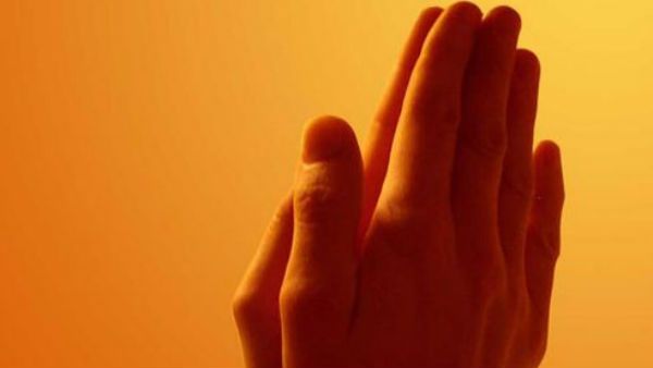 બંને હાથોને ‘અનાહત ચક્ર' પર રાખવામાં આવે છે બંને હાથોને ‘અનાહત ચક્ર' પર રાખવામાં આવે છે