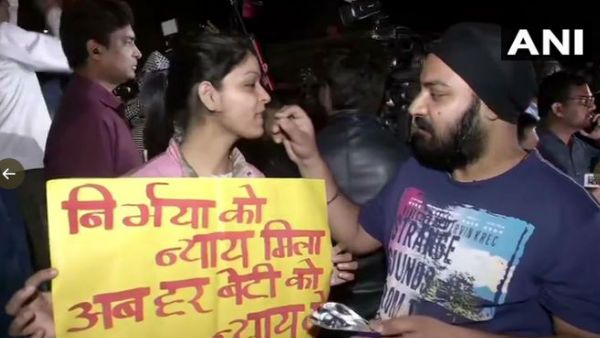 નિર્ભયાના ગુનેગારોને ફાંસી, તિહાર જેલ બહાર વહેલી સવારે લોકોએ જશ્ન મનાવ્યો