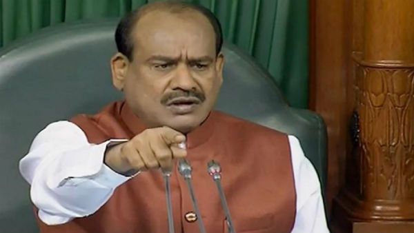 સ્પીકરના ડેસ્ક પરથી કાગળ છીનવવું અપમાનજનક