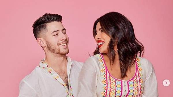 નિક-પ્રિયંકાએ સફેદ રંગના કપડા પહેર્યા