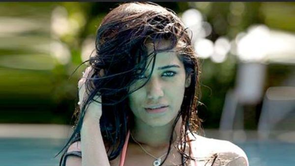 એક યૂઝરે કેપ્શનમાં લખ્યું- કોરોના પ્યાર હૈ