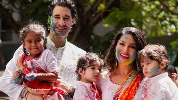 બધા સાથે હોળી મનાવી બધા સાથે હોળી મનાવી