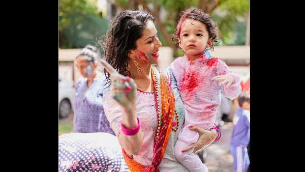 રંગોમાં ડૂબ્યા છોટે સરકાર રંગોમાં ડૂબ્યા છોટે સરકાર