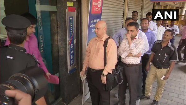 એટીએમની બહાર લોકોની લાંબી લાઇન