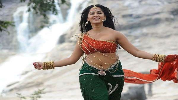 અનુષ્કાએ 2005 માં પુરી જગન્નાથ તેલુગુ ફિલ્મથી ડેબ્યૂ કર્યું હતું