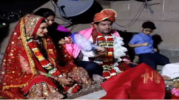 4 મહેમાનો વચ્ચે લગ્ન થયા