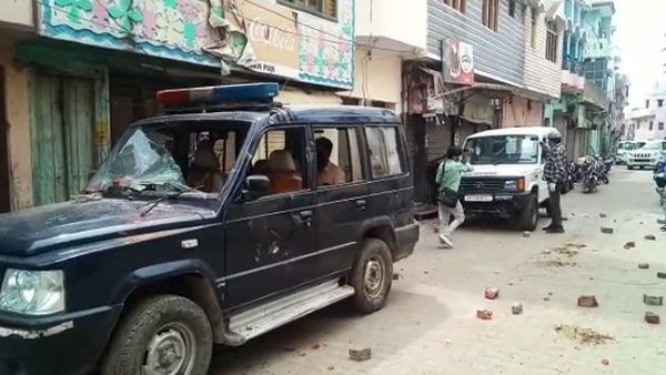 ડોકટરો, પોલીસકર્મીઓ પર પથ્થરમારો