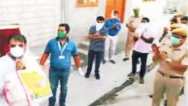 રાજસ્થાન: કોરોના પોઝિટિવ દર્દી સ્વસ્થ થયા પછી પરત ફર્યા, પરિવારના સભ્યોએ કર્યું ભવ્ય સ્વાગત