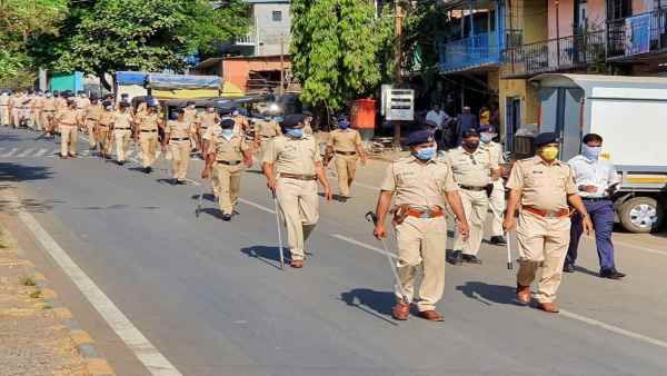 છોડાવવા પહોંચેલી પોલીસ ટીમ પર પથ્થરમારો