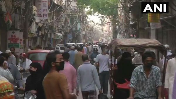 દિલ્હીમાં લોકડાઉનની ઉડી ધજ્જીયા, રમજાન શરૂ થતા જ ખરીદી માટે નિકળી ભીડ