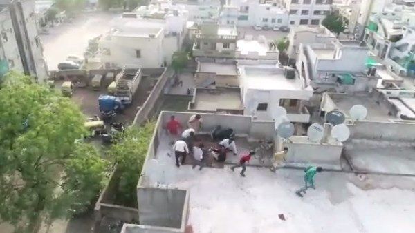 અહીં છત પર જુગાર રમતાં પકડાયા લોકો