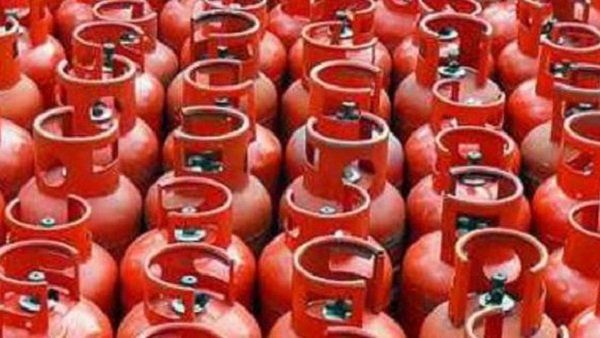 14.2 કિલોવાળા ગેસ સિલિન્ડરમાં 63 રૂપિયાની કટોતી 14.2 કિલોવાળા ગેસ સિલિન્ડરમાં 63 રૂપિયાની કટોતી