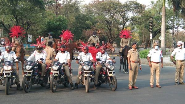 કોરોના: હૈદરાબાદ પોલીસે કાઢી રેલી, પહેર્યા કોરોના હેલ્મેટ