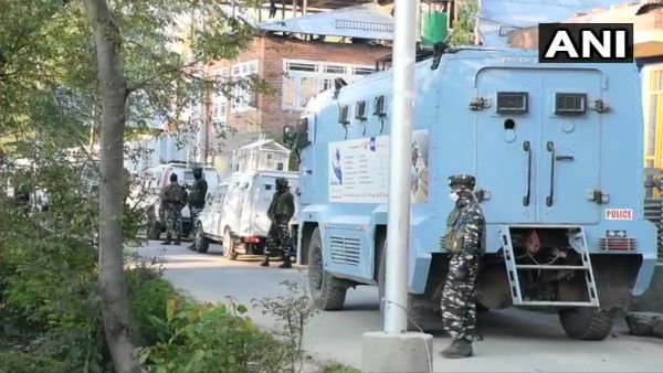 જમ્મુ કાશ્મીર: શોપિયામાં સેના અને આતંકીઓ વચ્ચે મુઠભેડ, 2થી 3 આતંકીઓ હોવાની આશંકા