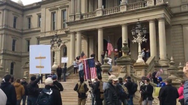 લૉકડાઉનનો વિરોધઃ બંદૂકો લઈ રસ્તા પર ઉતરી આવ્યા અમેરિકનો