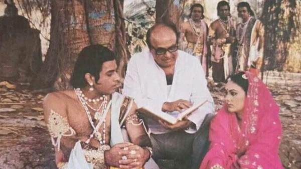 તસવીરમાં કેટલાય કલાકારો જોવા મળી રહ્યા છે