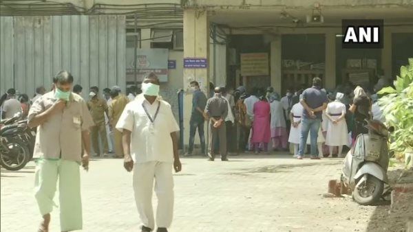 હોસ્પિટલ કર્મચારીઓનું પ્રદર્શન