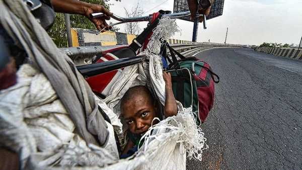 દિવ્યાંગ દીકરીને સાઈકલ પર લઈ જતા પરિવારનો ફોટો