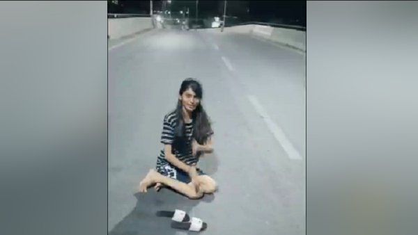 યુવતી બોલી -લૉકડાઉન ખતમ થાય તો સૂઈને બતાવજો