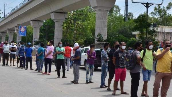 દુકાનો પર લાગી છે લાઇન