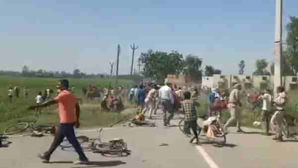 ઘરે જવા નીકળેલા મજૂરોએ હાઈવે પર ધમાલ મચાવ્યો, પોલીસે લાઠીચાર્જ કરવો પડ્યો