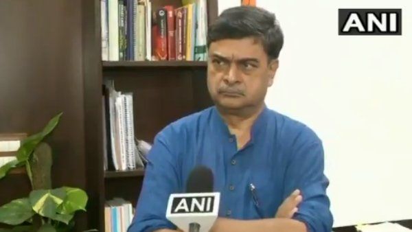 લોકડાઉનના કારણે મજુરો ચાલીને જઇ રહ્યાં છે ઘરે લોકડાઉનના કારણે મજુરો ચાલીને જઇ રહ્યાં છે ઘરે