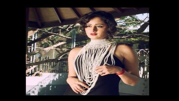 ક્વોરેન્ટાઇનમાં રશ્મિ દેસાઈનો લુક ક્વોરેન્ટાઇનમાં રશ્મિ દેસાઈનો લુક