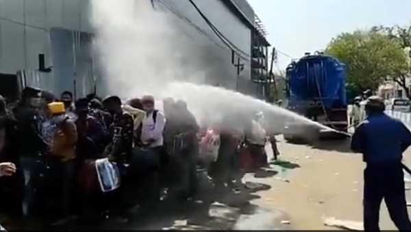 સ્ક્રીનીંગ માટે આવેલા મજૂરો પર કેમિકલ સ્પ્રે, MCDએ માંગી માફી