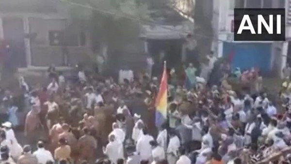 જૈન સંતના આગમન પર લોકોની ભીડ એકઠી થઈ, સોશિયલ ડિસ્ટેન્સિંગની ધજ્જિયાં ઉડી