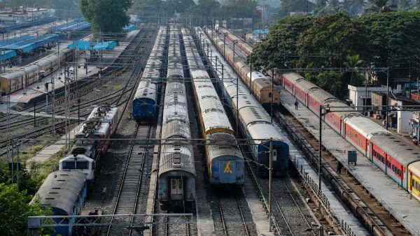 54 મુસાફરો સાથે ટ્રેનમાં મુસાફરી કરી રહ્યો હતો