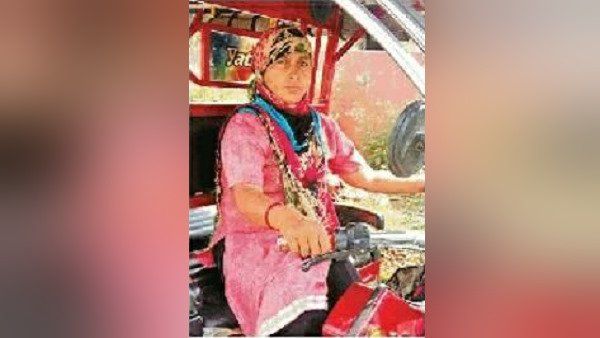 પતિનુ કામ છૂટી જતા જાતે ઈ-રિક્ષા ચલાવીને પરિવારને સંભાળી રહી છે સુમન