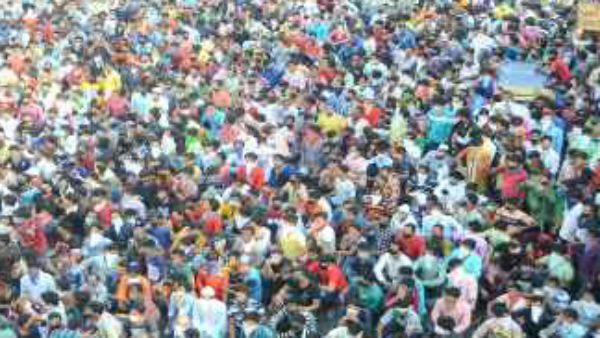 મુંબઈના બાંદ્રા સ્ટેશન પર મજૂરોનુ ટોળુ ઉમટ્યુ, સોશિયલ ડિસ્ટંસીંગની ઉડી ધજ્જિયા, જુઓ Video