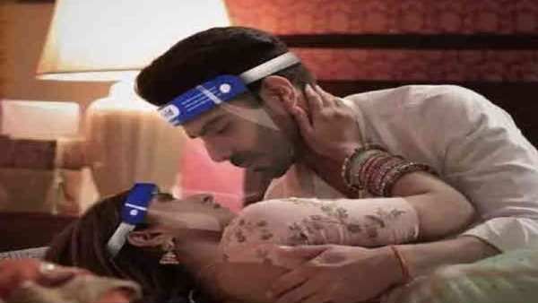 PICS: હેલ્મેટ પહેરીને લવમેકિંગ સીન કરી રહ્યા છે અપારશક્તિ અને પ્રનૂતન