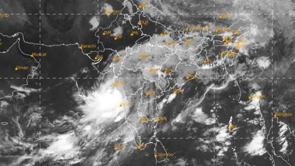 Cyclone Nisarga: મુંબઈથી આવતી-જતી ટ્રેનોનુ શિડ્યુલ બદલાયુ, ફ્લાઈટો પણ રદ