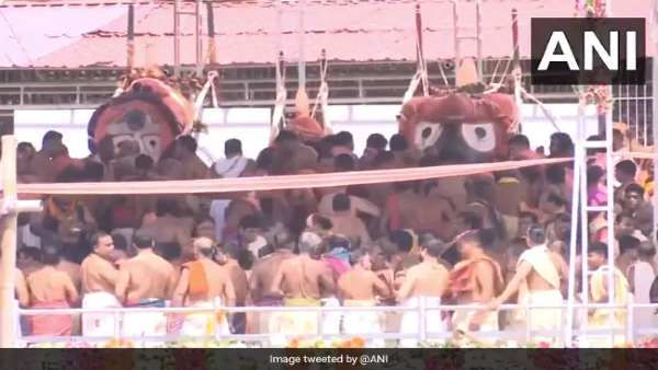 Video: પુરીના જગન્નાથમાં સોશિયલ ડિસ્ટંસીંગની ધજ્જિયા, પૂજારીઓએ માસ્ક પણ ન પહેર્યા