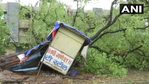 મહારાષ્ટ્રમાં જોરદાર વિનાશ સર્જી રહ્યુ છે નિસર્ગ વાવાઝોડુ, જુઓ ફોટા