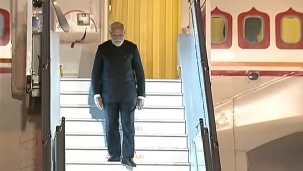 કલાકારે કારો પર ઉતારી સ્વદેશી બ્રાંડની તસવીર