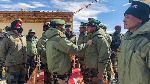 આર્મી ચીફ જનરલ નરવાણેએ LACના જવાનોની પીઠ થપથપાવી, જાણો કોણ છે એ જવાન