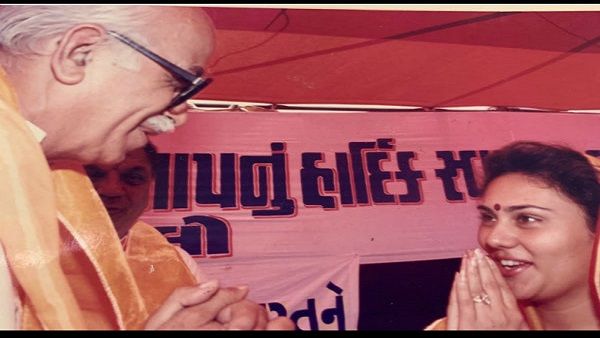 લાલ કૃષ્ણ અડવાણીની સાથે હસતી જોવા મળી રામાયણની સીતા, જુઓ થ્રોબેક તસવીરો
