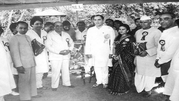 વડાપ્રધાન રાજીવ ગાંધી સાથે સીતા વડાપ્રધાન રાજીવ ગાંધી સાથે સીતા