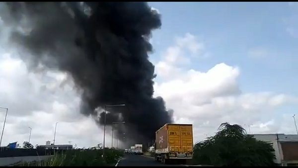 સાણંદ GIDC ખાતે યુનિચાર્મ કંપનીના પ્લાન્ટમાં લાગી ભીષણ આગ