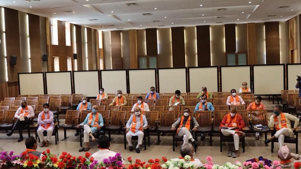 કોંગ્રેસ પોતાના ભાગેડૂ નેતાઓને પાઠ ભણાવશે