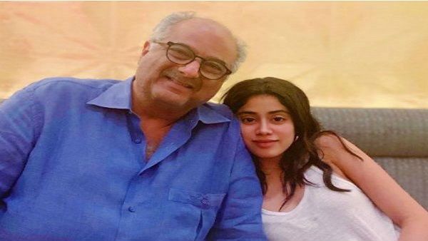 હું રસોડામાં જતા પહેલા ગ્લોવ્ઝ અને માસ્ક પહેરૂ છુ