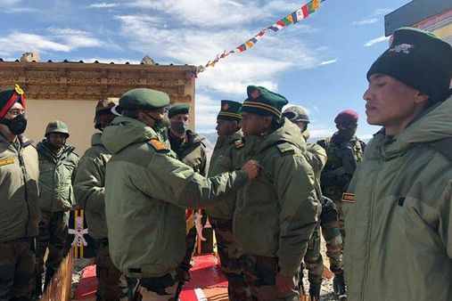 લદાખની ફોરવર્ડ પોસ્ટ પર પહોંચ્યા સેના પ્રમુખ, ચીનને પાઠ ભણાવનાર જાંબોજોને કર્યા સન્માનીત