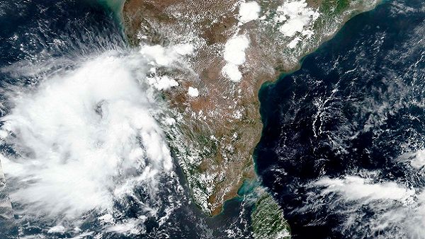 Cyclone Nisarga Live: NDRFની 43 ટીમ બચાવ કાર્યમાં, લોકોને સુરક્ષિત સ્થળે પહોંચાડ્યા