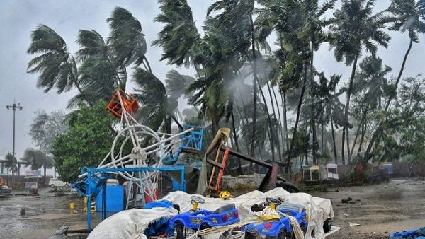 તસવીરોમાં જુઓ વાવાઝોડું