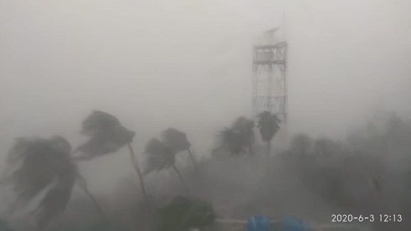 તસવીરોમાં જુઓ વાવાઝોડું