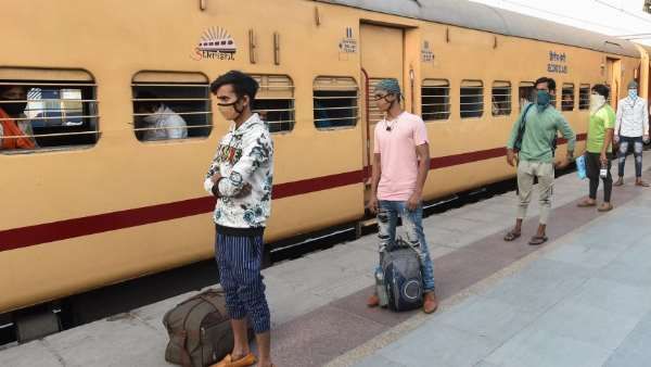 ચૂંટણીમાં પરપ્રાંતિય કામદારોના રોષનો સામનો કરવો પડી શકે છે ચૂંટણીમાં પરપ્રાંતિય કામદારોના રોષનો સામનો કરવો પડી શકે છે