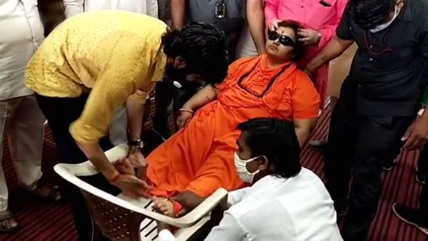 બીજેપી ઓફીસમાં સીએમ શિવરાજ સિંહ આપી રહ્યાં હતા ભાષણ, બેહોશ થઇને પડી ગયા સાધ્વી પ્રજ્ઞા ઠાકુર