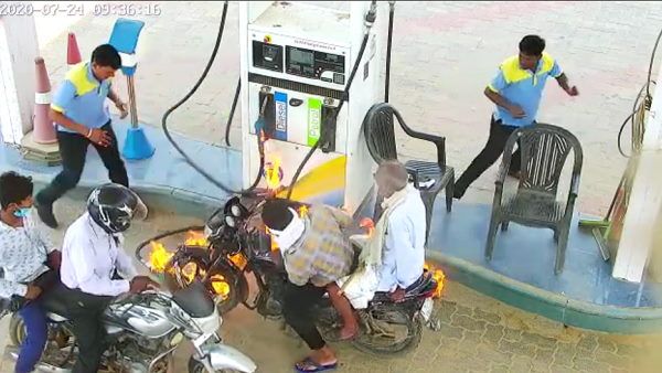 બાઈકમાં પેટ્રોલ ભરતી વખતે અચાનક લાગી આગ, કર્મીની હિંમતથી બચ્યો જીવ